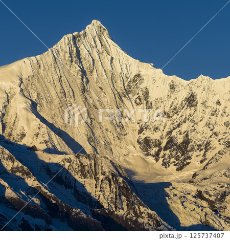 中国雲南省徳欽県・朝日に染まる梅里雪山カワカブ山頂 / Meili Snow Mountains 125737407