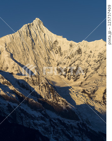 中国雲南省徳欽県・朝日に染まる梅里雪山カワカブ山頂 / Meili Snow Mountains 中国雲南省徳欽県・朝日に染まる梅里雪山カワカブ山頂 / Meili Snow Mountains 125737409