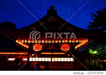 伏見稲荷大社本宮祭 宵宮の風景 京都の夏祭り ライトアップされた境内 京都観光スポット 伏見稲荷大社本宮祭 宵宮の風景 京都の夏祭り ライトアップされた境内 京都観光スポット 125737416