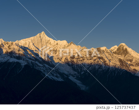 中国雲南省・梅里雪山 主峰カワカブ山頂と明永氷河 / Meili Snow Mountains 125737437