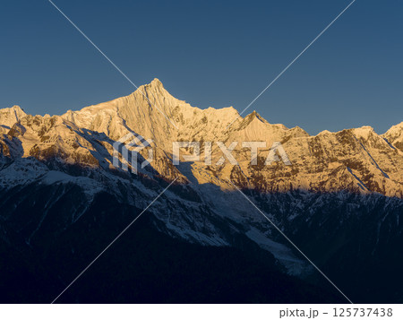 中国雲南省・梅里雪山 朝日に染まる主峰カワカブ山頂 / Meili Snow Mountains 125737438