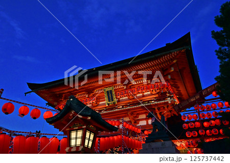 伏見稲荷大社本宮祭 宵宮の風景 京都の夏祭り ライトアップされた楼門 京都観光スポット 伏見稲荷大社本宮祭 宵宮の風景 京都の夏祭り ライトアップされた楼門 京都観光スポット 125737442