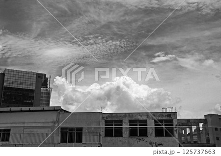 サンパウロの夏の空と雲と建物　ブラジル 125737663