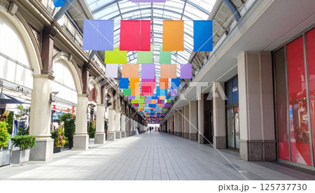 ショッピングアーケードの天吊りバナー 125737730