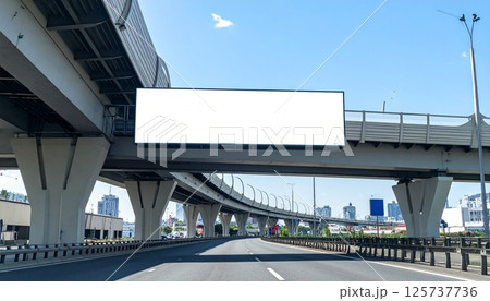 歩道橋に吊るされたバナー 歩道橋に吊るされたバナー 125737736