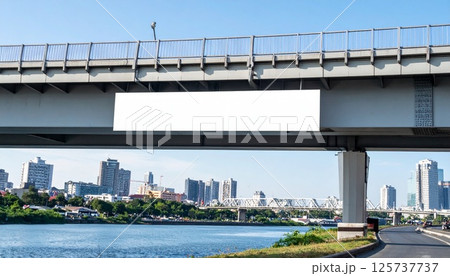 歩道橋に吊るされたバナー 歩道橋に吊るされたバナー 125737737