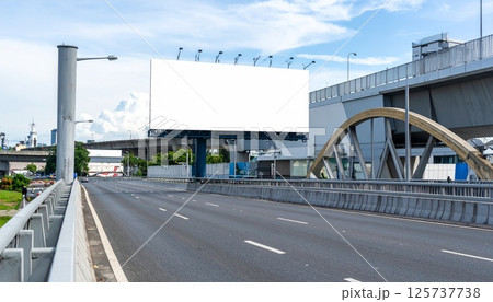 歩道橋に吊るされたバナー 歩道橋に吊るされたバナー 125737738