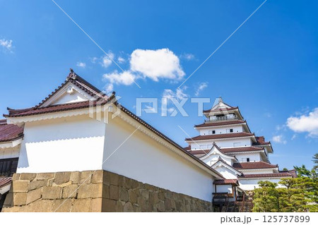 青空と鶴ヶ城（会津若松城）　福島県会津若松市 125737899