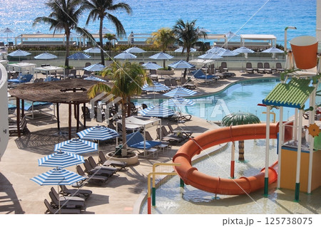 青い海と純白の砂で世界中から愛されるメキシコ随一リゾート、カンクン！オールインクルーシブホテル宿泊 125738075