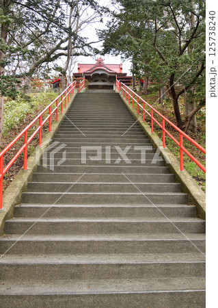 春の北海道函館市で石倉稲荷神社境内の風景を撮影 春の北海道函館市で石倉稲荷神社境内の風景を撮影 125738240