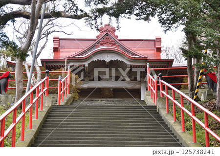 春の北海道函館市で石倉稲荷神社境内の風景を撮影 125738241