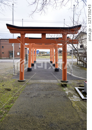春の北海道函館市で石倉稲荷神社境内の風景を撮影 春の北海道函館市で石倉稲荷神社境内の風景を撮影 125738243
