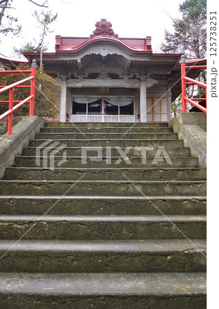 春の北海道函館市で石倉稲荷神社境内の風景を撮影 125738251