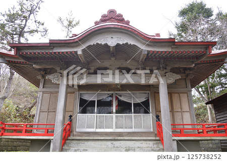 春の北海道函館市で石倉稲荷神社境内の風景を撮影 125738252
