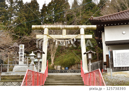 春の北海道函館市で高穂神社境内の風景を撮影 125738393