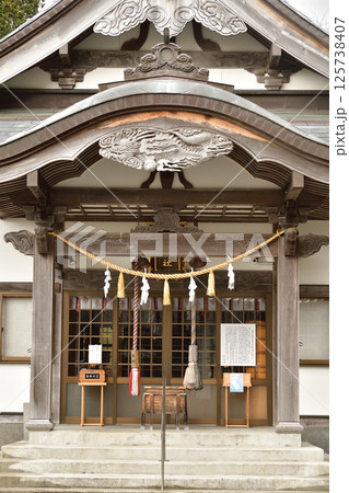 春の北海道函館市で高穂神社境内の風景を撮影 125738407