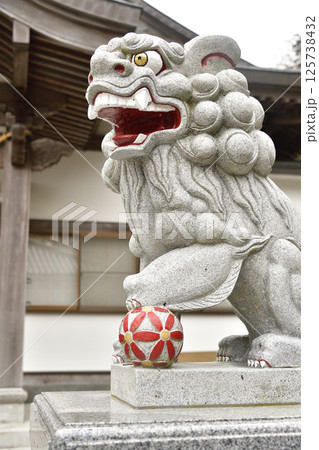 春の北海道函館市で高穂神社境内の風景を撮影 125738432