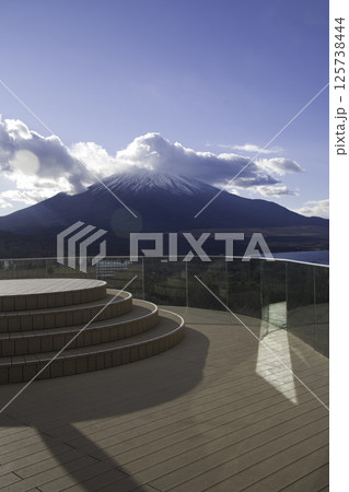 ガラス展望デッキからの富士山 ガラス展望デッキからの富士山 125738444