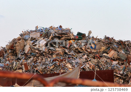 鉄くずの山 125738469