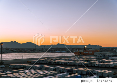 【さんふらわあさっぽろ　苫小牧フェリーターミナル出港前の港の様子】 125738731