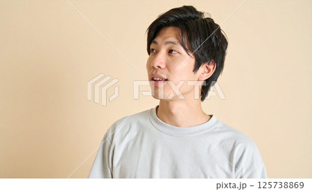 カメラ目線の若い男性 カメラ目線の若い男性 125738869