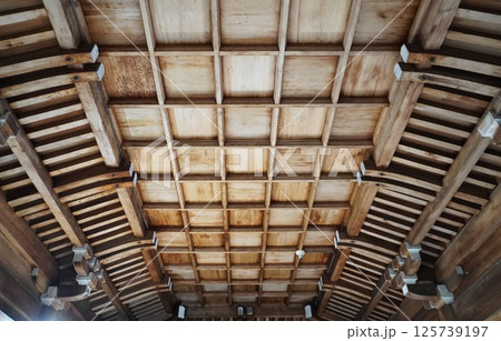 神社の拝殿の木天井 125739197