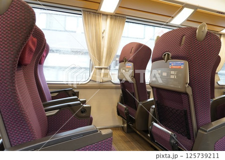 近鉄特急の車内の空席 125739211