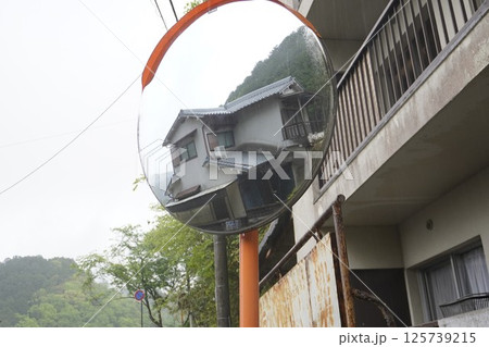 カーブミラーにうつった建物 カーブミラーにうつった建物 125739215