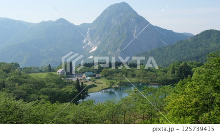 初夏の明星山と高浪の池 初夏の明星山と高浪の池 125739415