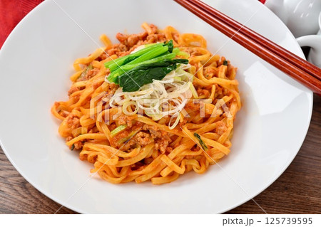 汁なし担々麺、汁無しタンタン麺、白ネギとほうれん草乗せ。 125739595