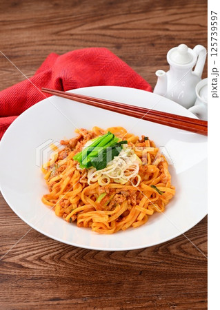 汁なし担々麺、汁無しタンタン麺、白ネギとほうれん草乗せ。 汁なし担々麺、汁無しタンタン麺、白ネギとほうれん草乗せ。 125739597