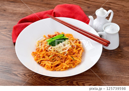 汁なし担々麺、汁無しタンタン麺、白ネギとほうれん草乗せ。 125739598