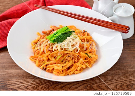 汁なし担々麺、汁無しタンタン麺、白ネギとほうれん草乗せ。 125739599