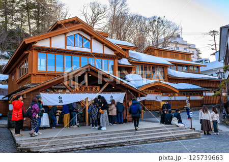 群馬県　吾妻郡草津町　草津温泉　湯路広場にある白旗源泉 125739663
