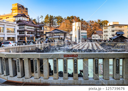 群馬県　吾妻郡草津町　草津温泉湯畑 125739676