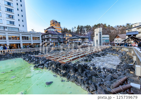 群馬県　吾妻郡草津町　草津温泉湯畑 125739679