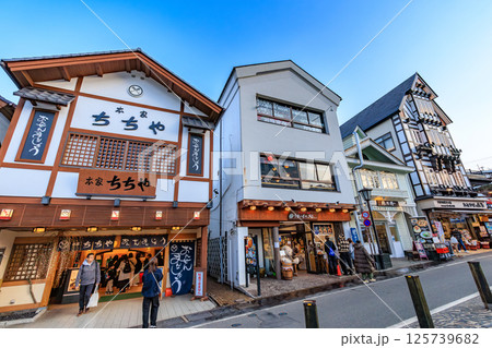 群馬県　吾妻郡草津町　草津温泉　湯畑の横にあるおみやげ屋 125739682