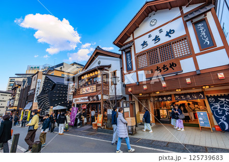 群馬県　吾妻郡草津町　草津温泉　湯畑の横にあるおみやげ屋 125739683