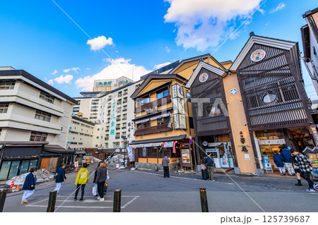 群馬県　吾妻郡草津町　草津温泉　湯畑の横にあるおみやげ屋 125739687