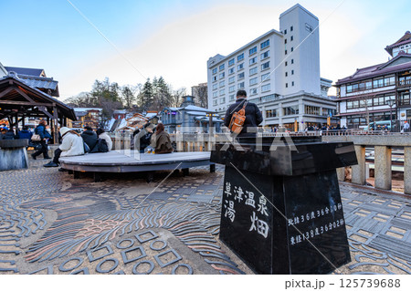 群馬県　吾妻郡草津町　草津温泉湯畑 125739688