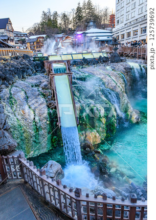 群馬県　吾妻郡草津町　草津温泉湯畑　湯滝 125739692