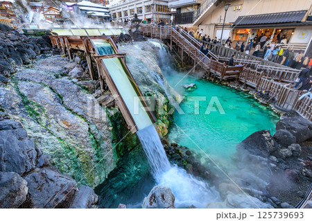 群馬県　吾妻郡草津町　草津温泉湯畑　湯滝 125739693