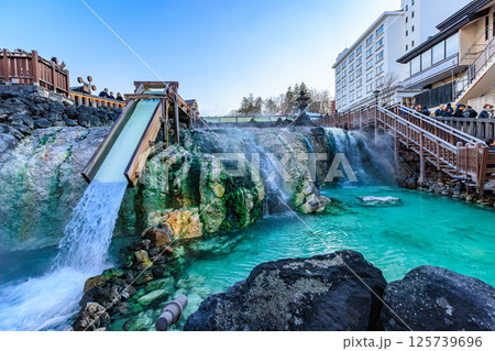 群馬県　吾妻郡草津町　草津温泉湯畑　湯滝 125739696