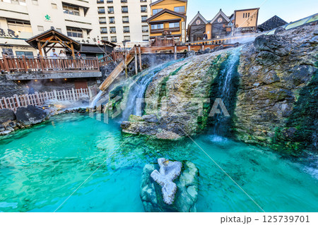 群馬県 吾妻郡草津町 草津温泉湯畑 湯滝 群馬県 吾妻郡草津町 草津温泉湯畑 湯滝 125739701