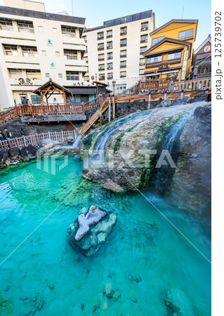 群馬県　吾妻郡草津町　草津温泉湯畑　湯滝 125739702