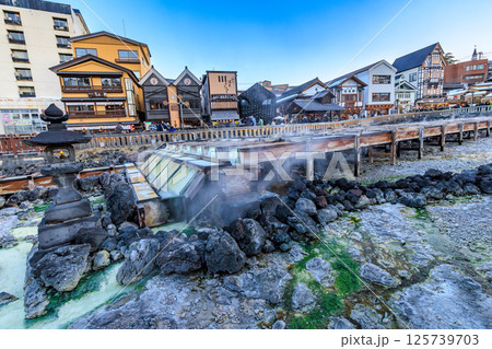 群馬県　吾妻郡草津町　草津温泉湯畑　 125739703