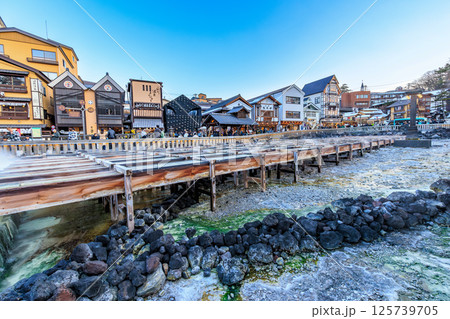 群馬県　吾妻郡草津町　草津温泉湯畑　 125739705