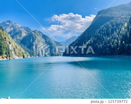 美しい九寨溝の頂 125739772