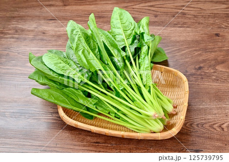 ほうれん草、ホウレンソウ、ほうれんそう、法蓮草、緑黄色野菜、葉物野菜。 125739795