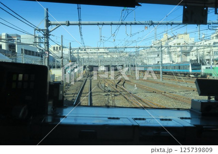 JR大宮駅に向かって走る宇都宮線の運転席からの景色 JR大宮駅に向かって走る宇都宮線の運転席からの景色 125739809
